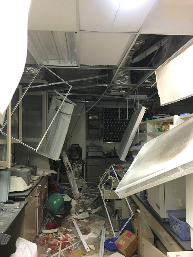 Let's talk about the 2016 University of Hawaii-Manoa lab explosion as a case study in #LabSafety practices. A few of the photos will be marked sensitive because a postdoc lost an arm in the explosion & there's blood at the scene. This story is a warning to all researchers.