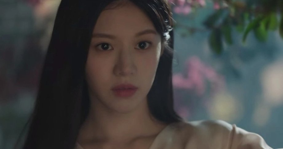 Hay rumores de que en realidad no es Naksu, si no Buyeon. Este giro no me gusta nada. No le encuentro sentido y además me deprimiría muchísimo el final que tuvieron UK y ella. Esperemos que no sea así. 
#AlchemyOfSoulsS2