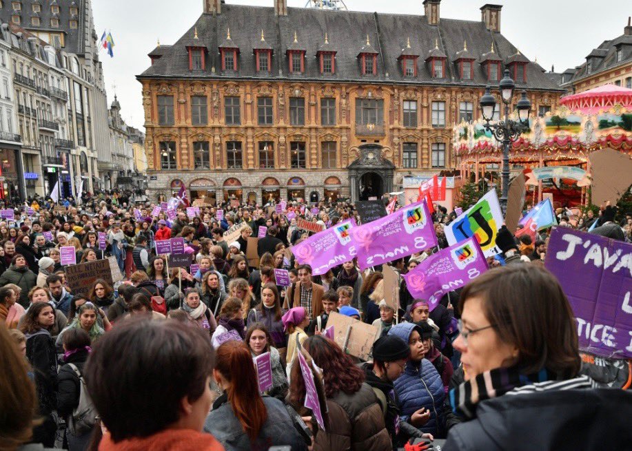 Forte mobilisation cet après-midi à #Lille pour dire STOP aux violences faites contre les femmes &témoigner notre soutien aux victimes. Continuons à être aux côtés des associations qui œuvrent chaque jour pr l’égalité des femmes dans la société #NousToutes #PlusJamaisSeules