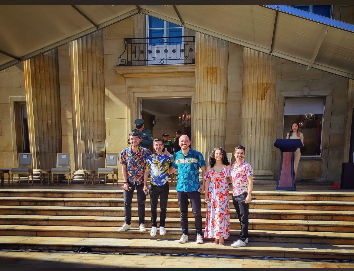 nvoz's tweet image. Hoy en la apertura del discurso presidencial: Diálogos Vinculantes para el Plan Nacional de Desarrollo ✨
.
.
.
#EstallidoCultural #asólovoz  #músicacolombiana #acapella