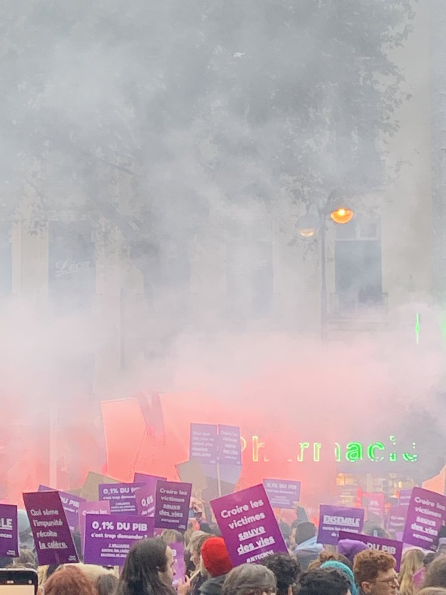 Giulia_Fois_'s tweet photo. Unstoppable. #metoo #bastille #19Novembre https://t.co/9348sF4DVm
