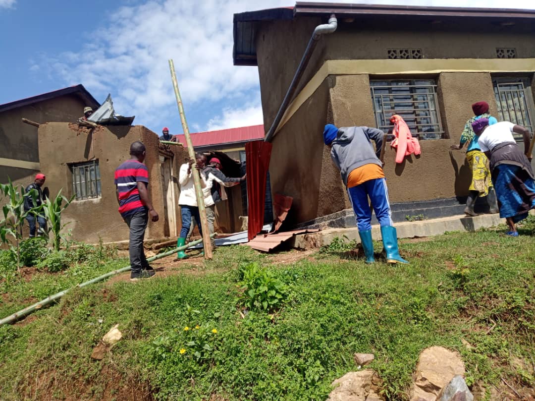 nyc_karongi's tweet photo. Mu umurenge wa #Mutuntu utugari twose twakoze umuganda mu bikorwa bitandukanye :Gusana igikoni cyashenywe nimvura kuri IDP MODEL ,kurwanya isuri ,Aho buri kigo cy'amashuri abanyeshuri bakoze isuku n'isukura
Nyuma yumuganda hatanzwe ibiganiro
#Karongiyouth
@RwandaYouth https://t.co/XVqNqy1FJR