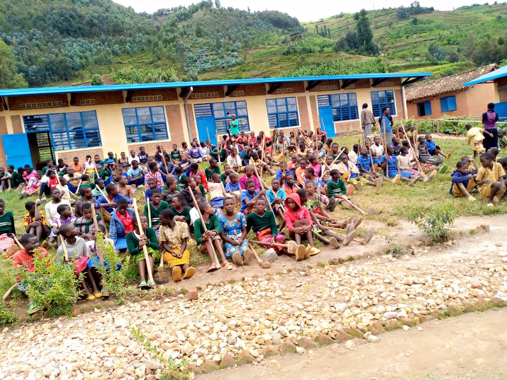 nyc_karongi's tweet photo. Mu umurenge wa #Mutuntu utugari twose twakoze umuganda mu bikorwa bitandukanye :Gusana igikoni cyashenywe nimvura kuri IDP MODEL ,kurwanya isuri ,Aho buri kigo cy'amashuri abanyeshuri bakoze isuku n'isukura
Nyuma yumuganda hatanzwe ibiganiro
#Karongiyouth
@RwandaYouth https://t.co/XVqNqy1FJR