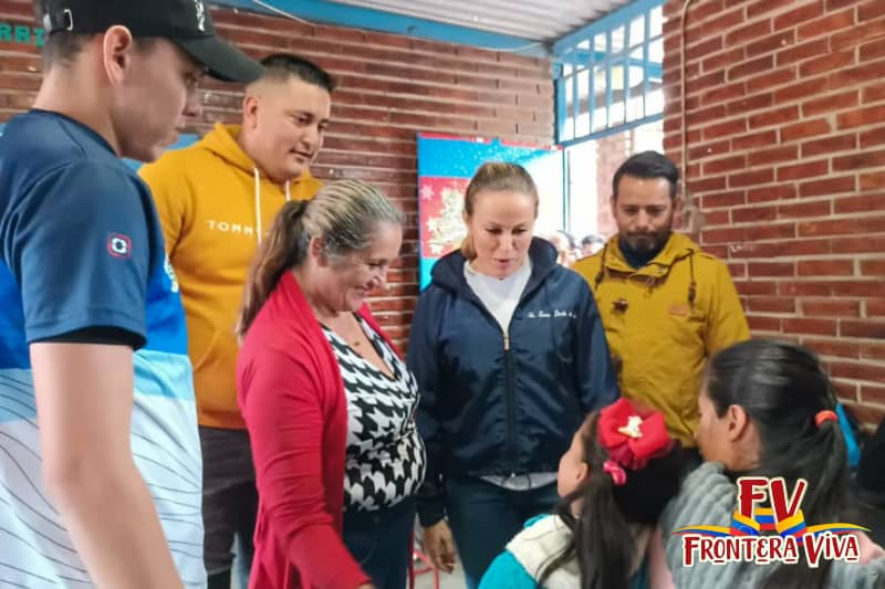Décimo Octava Jornada Social Integral Llega a San Vicente de la Revancha. 

En compañía del magnífico frío característico de la región, llegó la décimo octava jornada social integral "Juntos como Familia Tachirense" de la mano de  la Lic. .
<a href="/KaremDeBernal/">Karem Durán de Bernal</a>  
<a href="/leotriana938/">Diputado Legislador de la Frontera Leonard Triana</a>