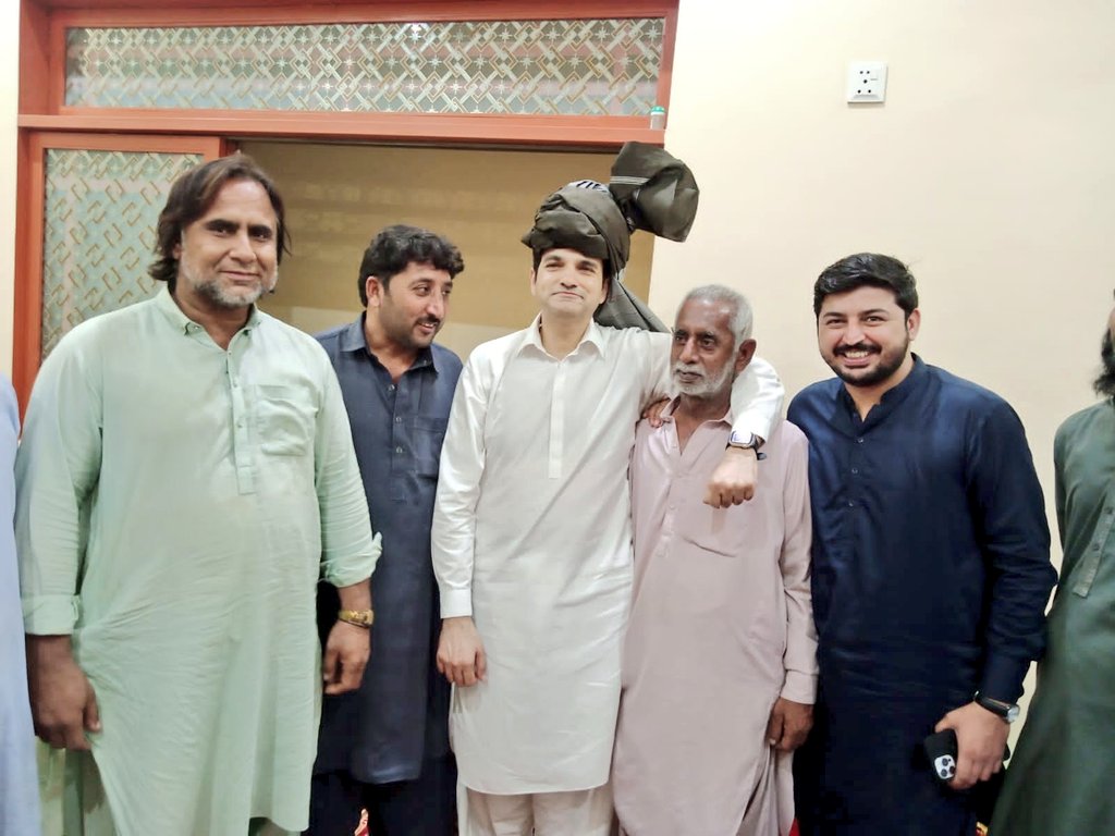 TEAMALIRASHIDP1's tweet photo. سابق ایم این اے اور جنرل سیکرٹری پیپلز بزنس فورم سندھ علی راشد نے مہران ٹاؤن اور بلال کالونی کے لوگوں سے ملاقات کی، ان کے مسائل سنے اور انہیں یقین دلایا کہ پیپلز پارٹی ان کے مسائل ترجیحی بنیادوں پر حل کرے گی۔

@BBhuttoZardari @SaeedGhani1 @AliRashidPPP @Tarikkhattak https://t.co/VhLkfnA8BL