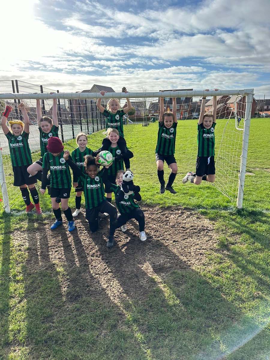 U10 Blacks ‘stretching off’ after an epic game.  3-0, 4-3 and 5-4 down they fought back to win 7-5.  Amazing football and incredible attitude, everything we hope for from a Vixens team!!!
💚🖤🦊🖤💚