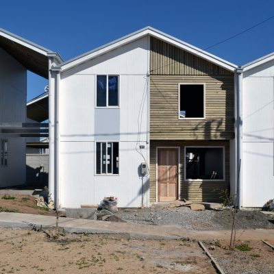 NaoCasanova's tweet photo. En 2010 un sismo y un tsunami arrasaron el pueblo de Constitución, Chile.
La firma de arquitectura Elemental quedó encargada del plan maestro para su reconstrucción.
Y dieron a sus habitantes MEDIAS CASAS: una 1/2 lista para ocupar y la otra vacía para que la crearan ellos mismos https://t.co/FaubQg9wc6