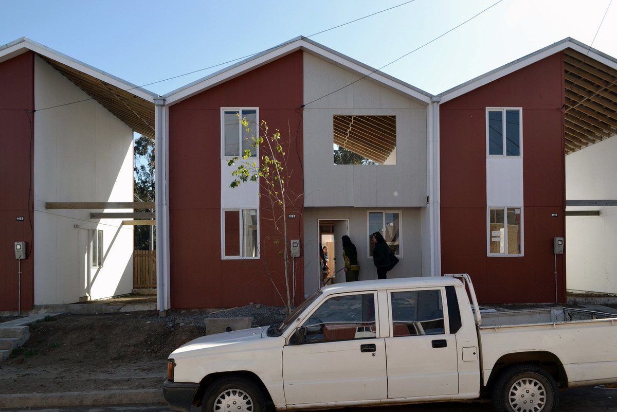 NaoCasanova's tweet photo. En 2010 un sismo y un tsunami arrasaron el pueblo de Constitución, Chile.
La firma de arquitectura Elemental quedó encargada del plan maestro para su reconstrucción.
Y dieron a sus habitantes MEDIAS CASAS: una 1/2 lista para ocupar y la otra vacía para que la crearan ellos mismos https://t.co/FaubQg9wc6
