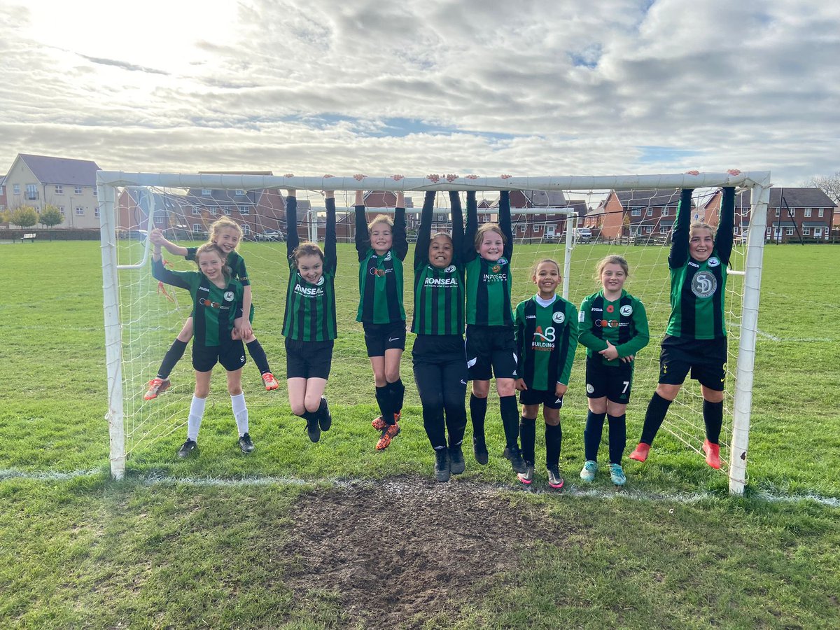And not to be outdone by their sister team our U10 Greens made it two wins from two league games since their formation.  This week a battling 1-0.  Massive congratulations to Maisey for her POTM award for both outfield and goalie performances.

🖤💚🦊💚🖤