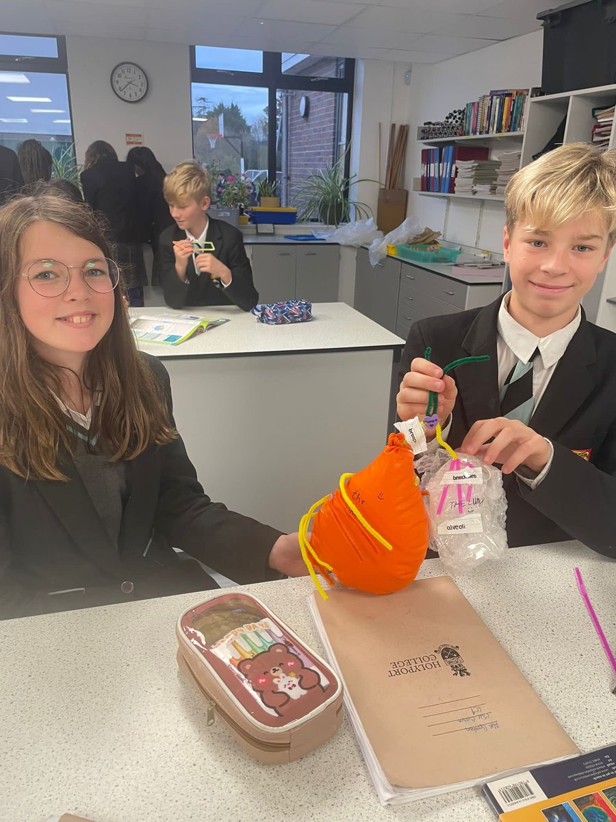 HolyportScience's tweet image. It was a very creative and colourful few lessons in the labs last week 🎨🫁

- Year 8 making model lungs to learn about the respiratory system 

- Year 7 experimenting with chromatography to learn about techniques of separating a mixture 

#creativityinscience