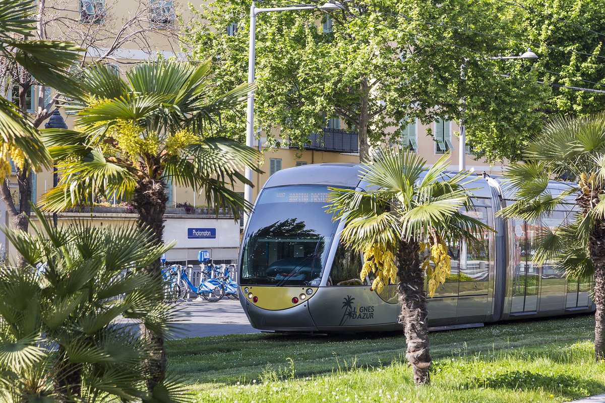 VilledeNice's tweet photo. 🎂 JOYEUX ANNIVERSAIRE  🎂

Il y a 15 ans, la ligne 1 du tramway pointait le bout de son nez pour révolutionner le réseau de transports en commun de #Nice06 🥳

Depuis nous avons accueilli ses petites soeurs, L2 et L3 🎈
Et bientôt les L4 et L5 🎁

#ILoveNice https://t.co/MIt8jS9PUa