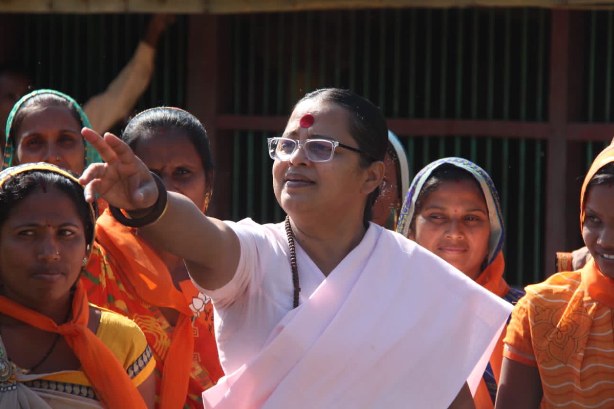 sreerupa_mitra's tweet photo. #Nirbhayadidi at #Morva #GujaratElections 

@PMOIndia 
@narendramodi 
@AmitShah 
@JPNadda 
@blsanthosh 
@VanathiBJP 
@BJPMahilaMorcha 
@sunilbansalbjp 
@mangalpandeybjp 
@Drvirendrakum13 https://t.co/YnT5gJ0VR9