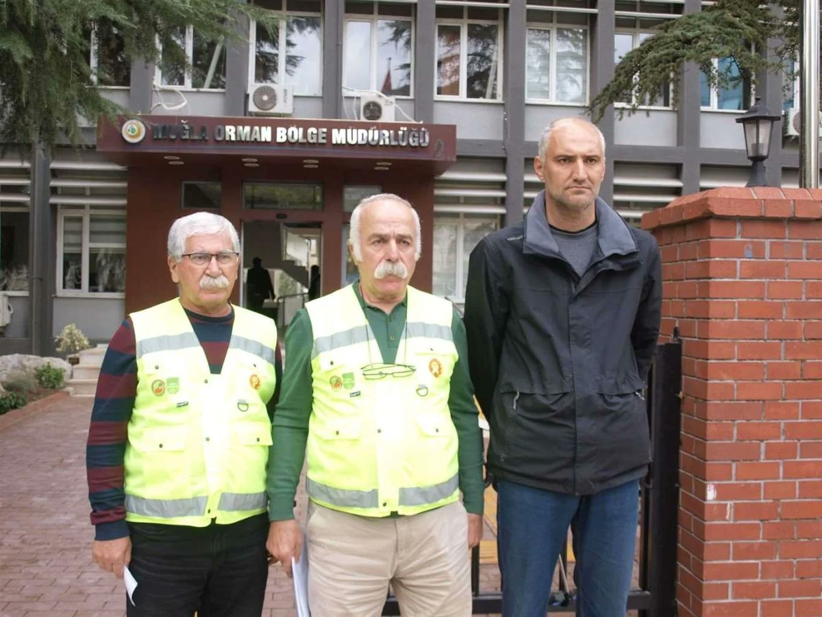 📌Böyle memurlar da var!

📌 #Aydın'da orman muhafaza memuru Özhan Özgüleş'ten, görmediği bir bölge için hazırlanan "usulsüzlük yoktur" tutanağına imza atması istendi. "Görmediğim yer için imza atamam" diyen Özgüleş için önce disiplin soruşturması açıldı, ardından sürgün edildi.