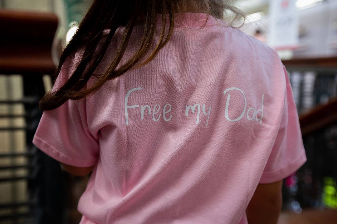 eltipodelentes's tweet photo. Esta es la historia que @CNN @Univision
@washingtonpost @nytimes @Telemundo
 no te contarán: una niña en Venezuela pide a 
@POTUS "Free My Dad" porque @StateDept
 decidió secuestrar a su papá con una orden de Interpol falsa irrespetando su inmunidad diplomática  #FreeAlexSaab https://t.co/YE311GOJmf