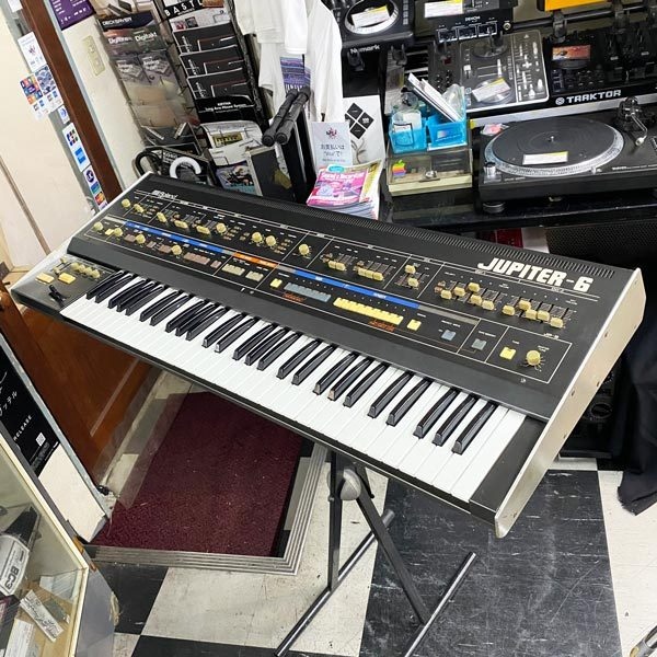 digimartnet's tweet photo. 1983年発売、61鍵、6ボイス、12VCO、MIDI対応シンセサイザ。
Roland JUPITER-6 at #ECHIGOYAMUSIC on #digimartnet
https://t.co/1E1xlhwcQJ
#synthesizers #キーボード #シンセサイザー #シンセ #roland https://t.co/JPLYLaVgv2
