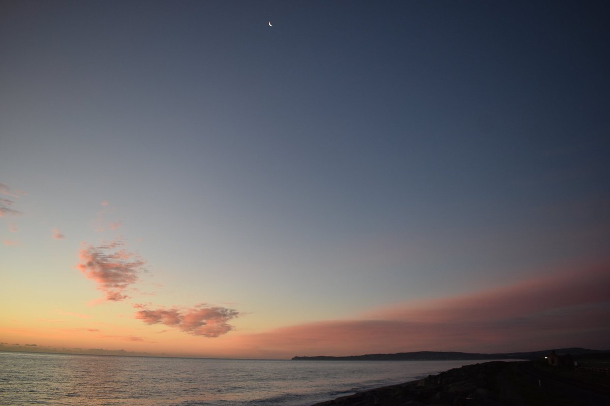 MartinM79510567's tweet photo. Dawn Newcastle beach @Stromhour #ThePhotoHour #vmweather #Saturday morning #wicklow #wicklowhead #Ireland. https://t.co/bNOHHGRT85