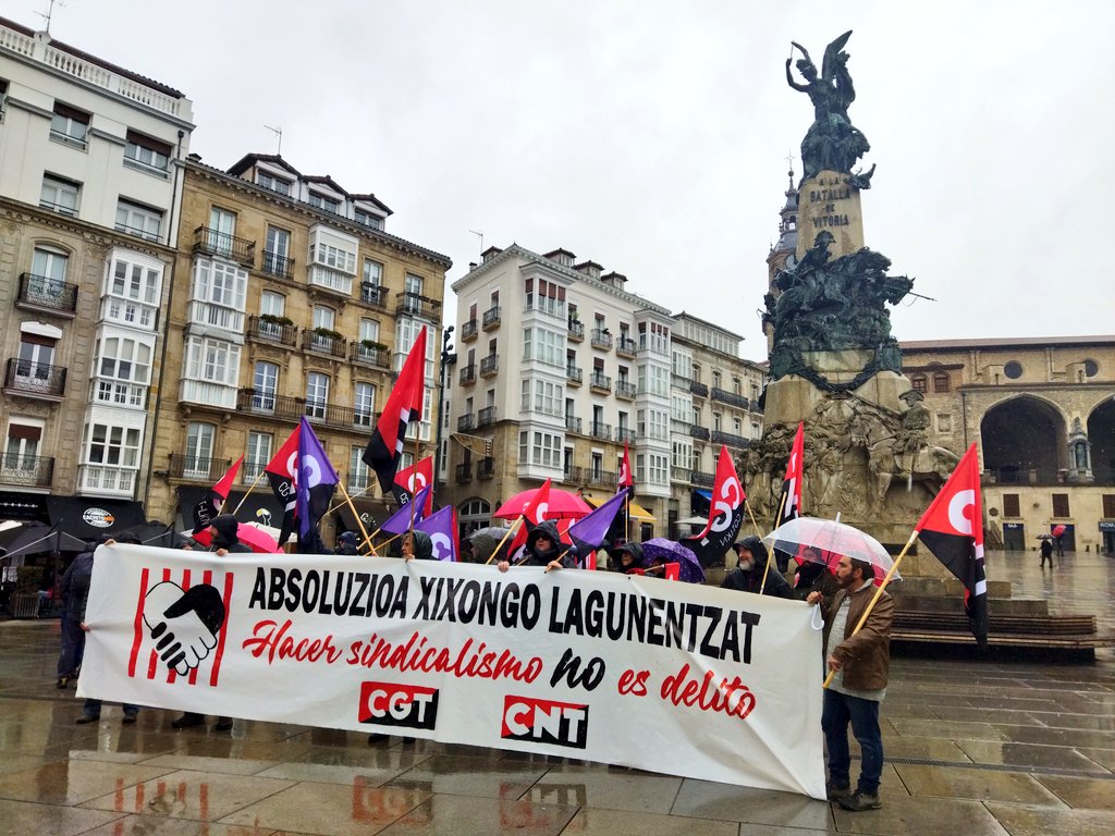 En Vitoria-Gasteiz llueve, pero aquí estamos dejando claro que #hacersindicalismonoesdelito