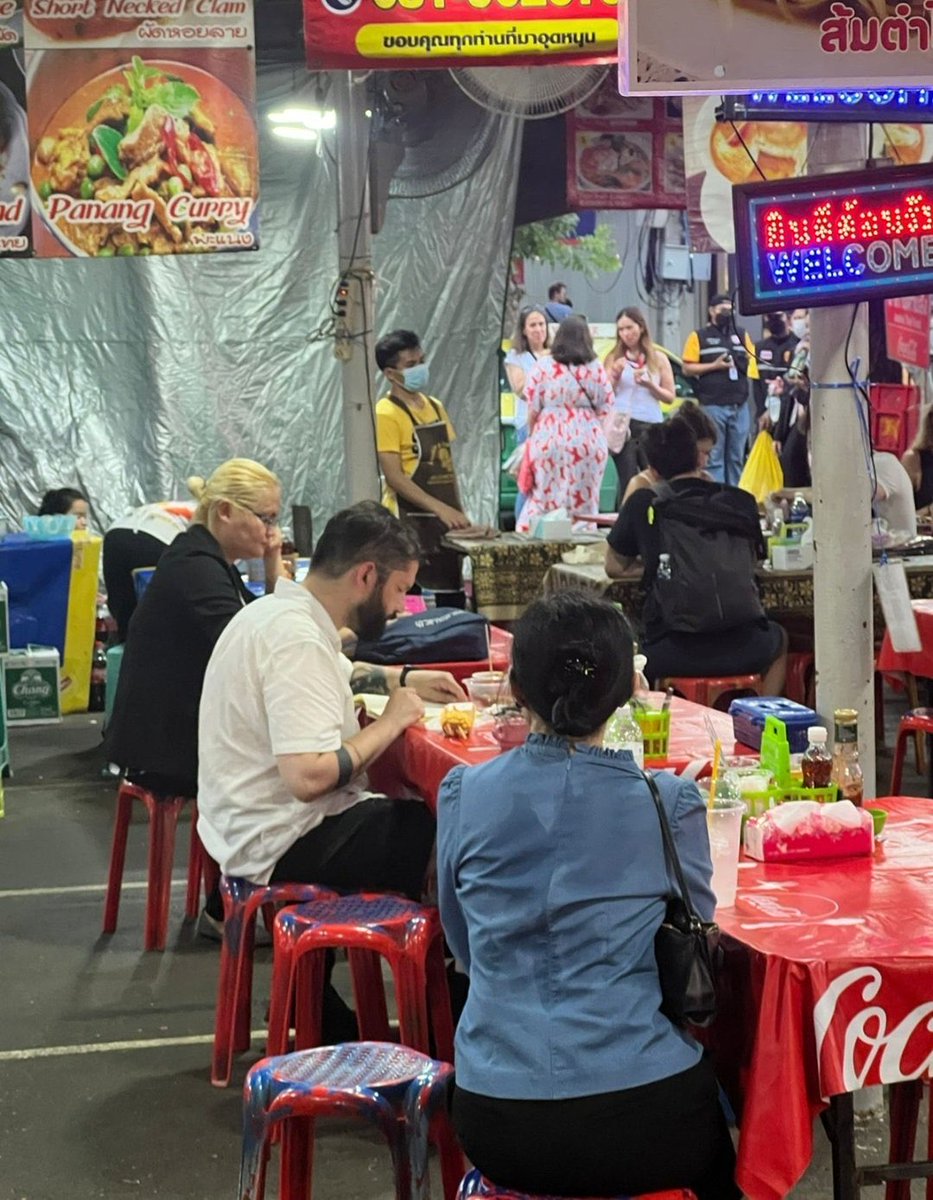 Humildad es ir a comer a un mercado en Tailandia cuando perfectamente podrías haber ido un restaurante cinco estrellas. 

Espero que nuestros congresistas dejen de gastar cientos de millones en lujos haciéndolos pasar como gastos operacionales, la famosa "traslación". Aprendan.