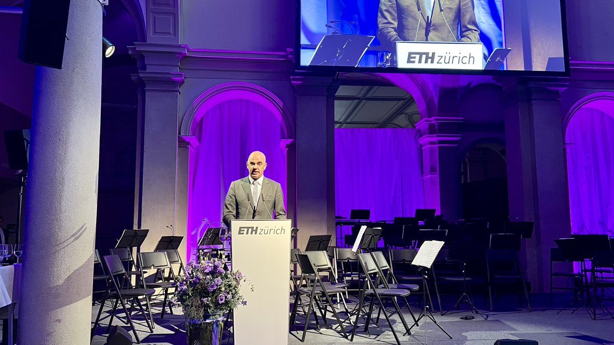 alain_berset's tweet photo. Gerade in Krisen brauchen wir rationale Debatten. Auch in der Pandemie haben @ETH-Forschende einen wichtigen Beitrag geleistet. Wissenschaft und Politik haben verschiedene Rollen, aber Fortschrittsskepsis und der Vertrauensverlust der Demokratie betreffen uns alle. #ETHTag2022 https://t.co/FEE1TYoqDY