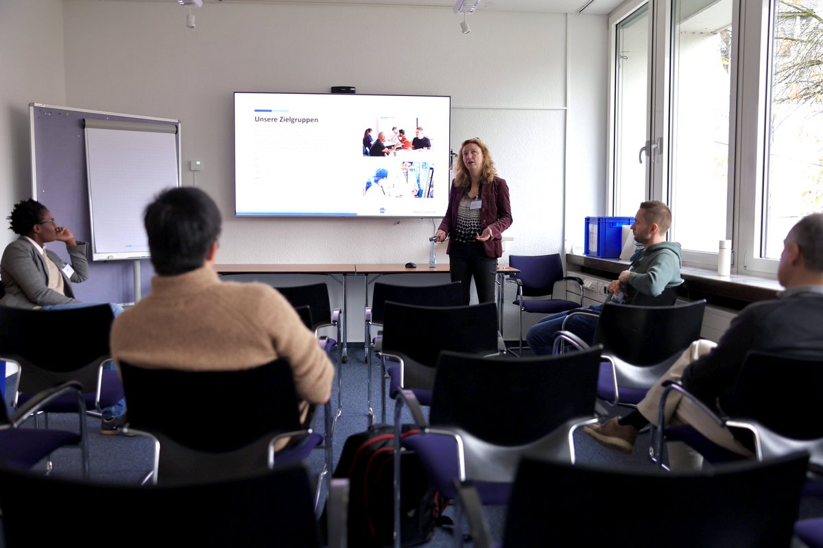 IHK_Bonn's tweet photo. Interessante Vorträge von:

Christoph Krieger, Joyce Treptow, #CENTIM @h_bonnrheinsieg  mit
Sandra Speer, @enaCom_UniBonn
(Die Hochschule als Ideenschmiede)

Rechtsanwältin Sabine Jobelius 
(Dienstvertrag – Werkvertrag – Arbeitsvertrag) 

Weitere Vorträge folgen. https://t.co/dIVbxistAj