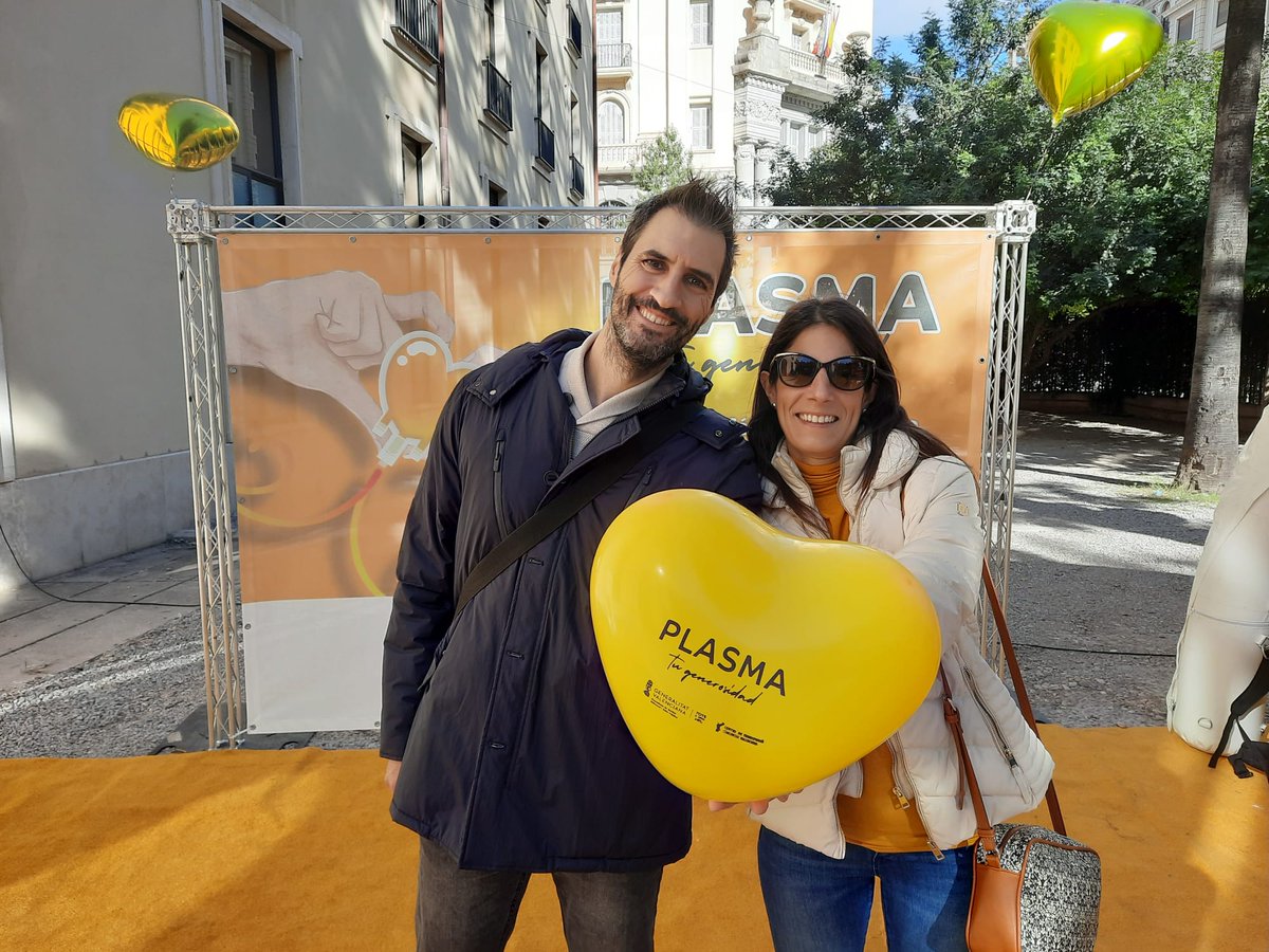 GVAdonasang's tweet photo. La campaña #PlasmaTuGenerosidad se une a la gran cita de la donación de sangre de la ciudad
👉#ValenciaSolidaria.
Hoy sábado, #19noviembre, #DonaSangre e infórmate en qué consiste la donación de plasma.
📌IES Luis Vives
🕐hasta las 21:00 horas https://t.co/pKWl2CzdOy
