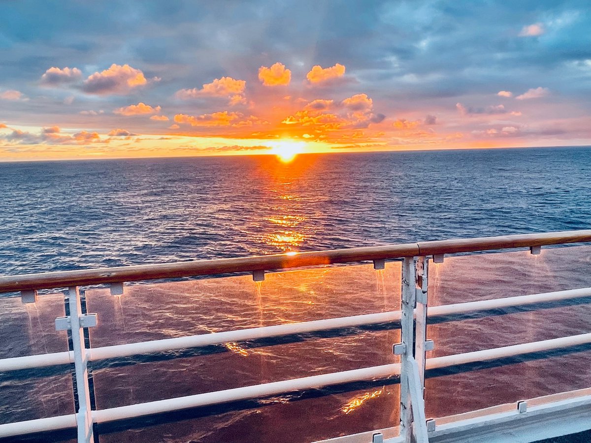 Zum Wochenende, eine Brise Meer😍herrliche Ausblicke von Bord unserer HAMBURG🙂 
plantours-partner.de
Fotos: Anja Berding
#ligabue #plantours #plantourskreuzfahrten #mshamburg #kreuzfahrt #kreuzfahrtschiff #Sonnenuntergang #Sunset #sonnaufgang #meer #meerblick #wochenende
