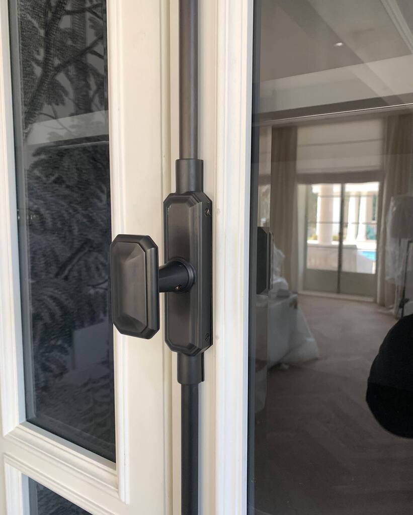 Moorestown Cabinet size cremone. Shown here with the Moorestown oval knob. This cremone case is thinner and shorter than a door or window sized cremone. A better scale for use on cabinets where the larger cremone would be a bit overwhelming. #vonmorris #… instagr.am/p/ClI_GKMuWKZ/