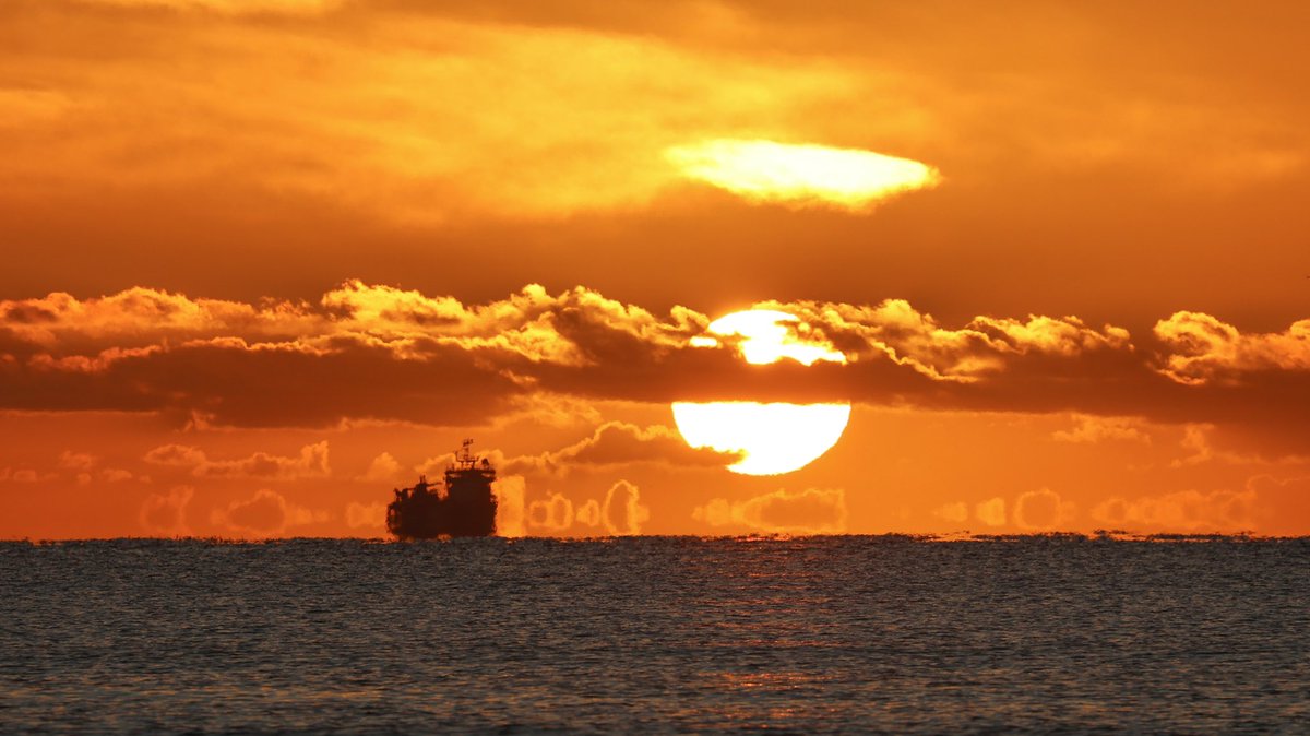AnnBruen's tweet photo. A few more from this mornings beautiful sunrise on Bull Island.
#lightupdates #sunrise
@deric_tv @AimsirTG4 @MeaneysWeather @WeatherRadar_UK @EarthandClouds @ThePhotoHour @LovinDublin @VisitDublin @DublinLive @ancienteastIRL @DiscoverIreland https://t.co/7SDzlazA2u