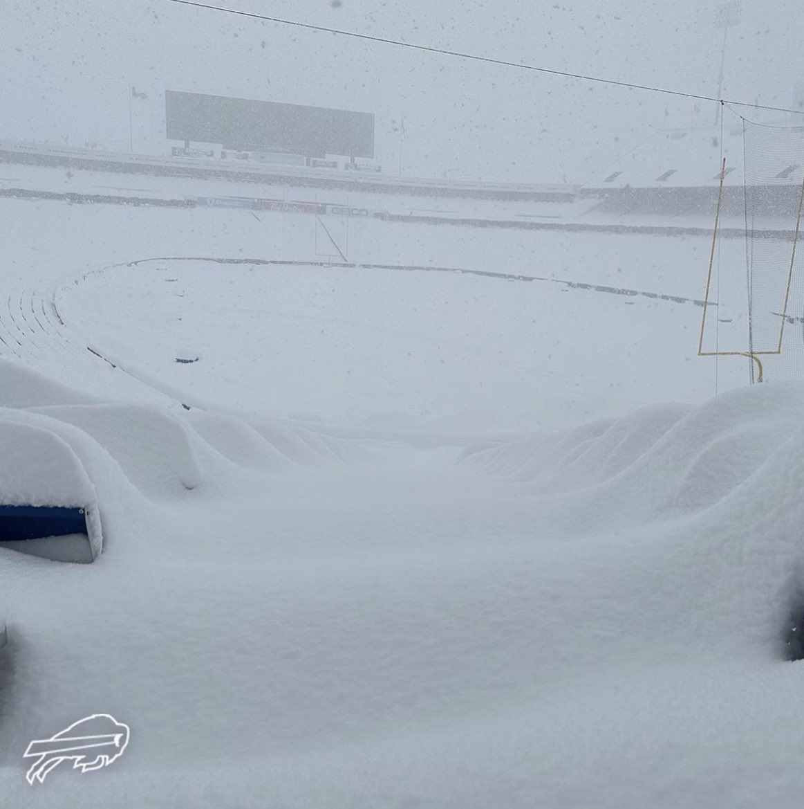 ArdenPickles's tweet photo. Wow #NFL game moved to Detroit. 4-6ft of snow in #BuffaloStorm2022 https://t.co/C8wp5IDbW8