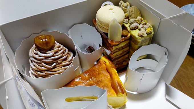 誕生日ケーキ、大きいのきりわけるのめどいからうまそうなのをちょいすしてみんなすきなのを選ぶ寸法よ 