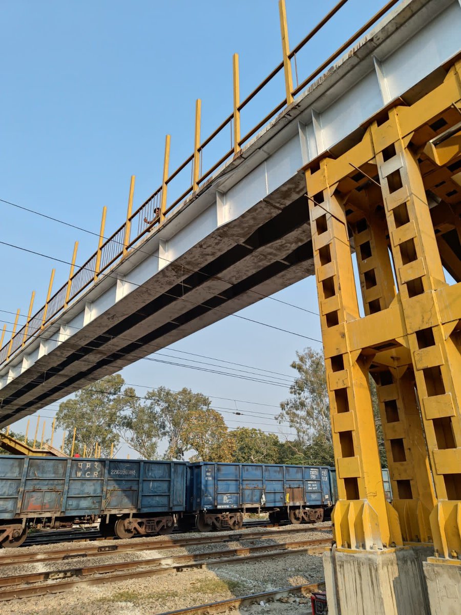drm_lko's tweet photo. Vyasnagar: New Foot Over Bridge is being provided for passengers and staff to move from platform no. 1 to platform no. 2/3 at Vyasnagar station on DDU-Varanasi Jn route. @GM_NRly @RailMinIndia https://t.co/7P5BRy5wVa