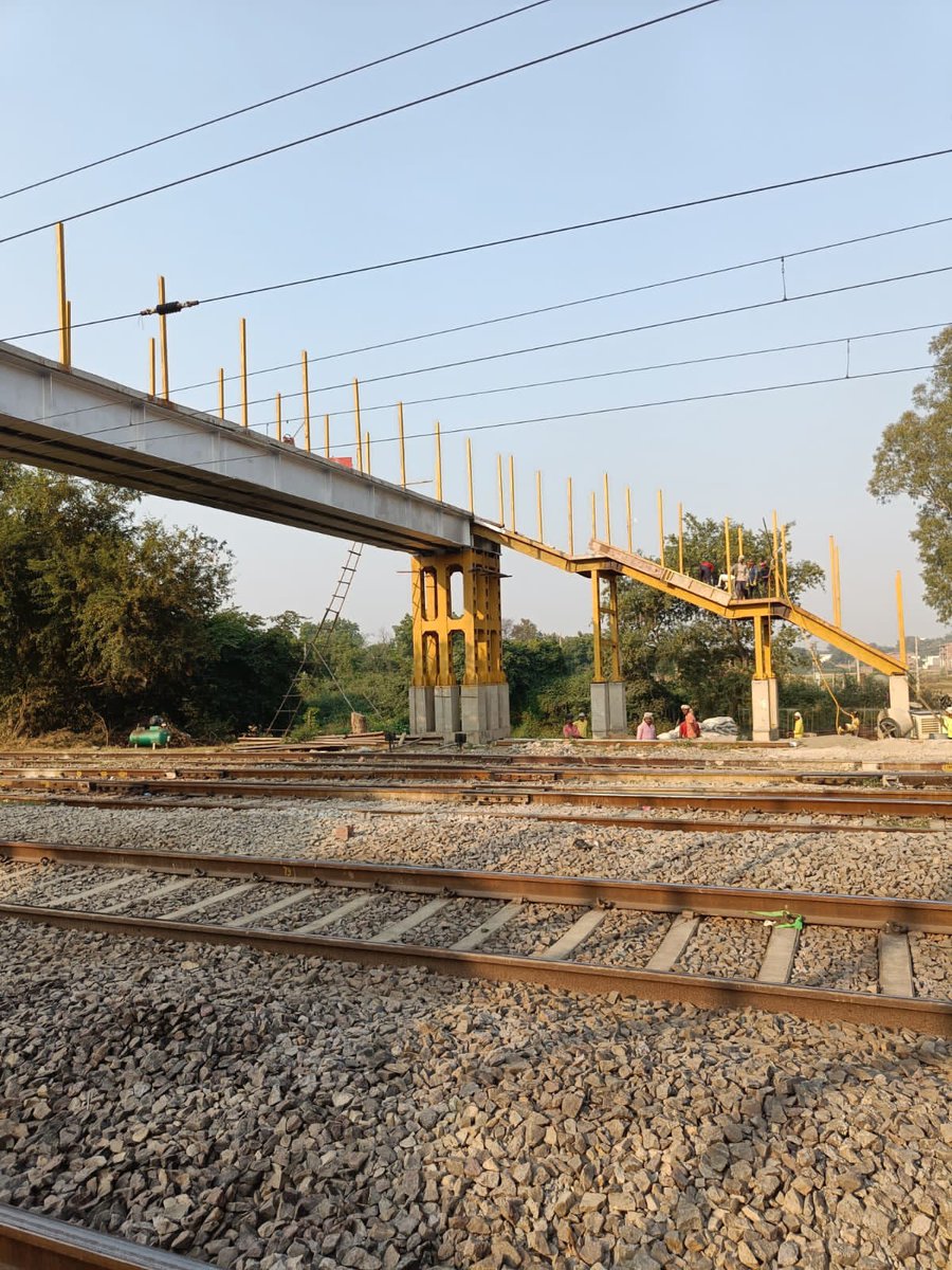 drm_lko's tweet photo. Vyasnagar: New Foot Over Bridge is being provided for passengers and staff to move from platform no. 1 to platform no. 2/3 at Vyasnagar station on DDU-Varanasi Jn route. @GM_NRly @RailMinIndia https://t.co/7P5BRy5wVa