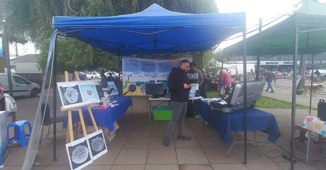 En el día de ayer, estuvimos en Plaza Los Caciques, Quellón, conversando sobre mareas rojas. Fue una mañana totalmente enriquecedora, donde compartimos esta problemática con distintas instituciones y la comunidad. Gracias a <a href="/CR2_uchile/">Centro de Ciencia del Clima y la Resiliencia CR2</a> por la invitación ..