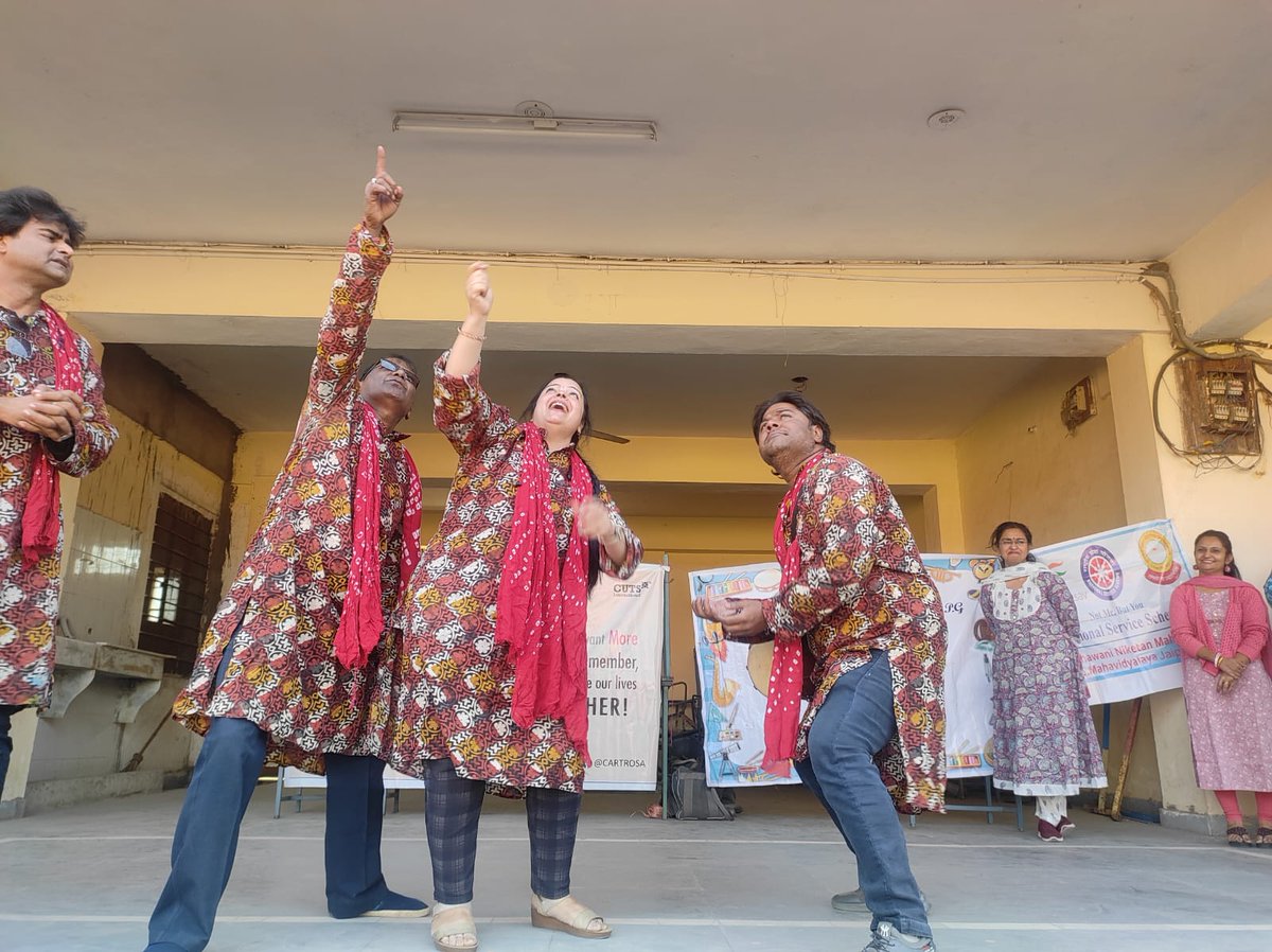 skirti901's tweet photo. NSS  units of Shri Bhawani Niketan PG girls college organised "nukkad natak " on road safety awareness.@bhawani_pg @RathaurMeena @YASMinistry @NssrdD @NssRajasthan https://t.co/QKFntkniyy