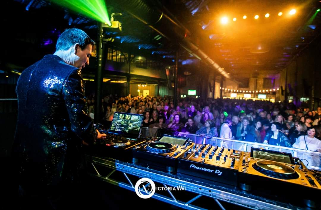 _victoriawai_'s tweet photo. #AboutLastNight it was full party atmosphere at @BoilerShopNCL with @realmartinkemp taking to the decks to a sold out crowd. @chrisgregg, who i got last minute stage access for, warned up the crowd perfectly 👌🏼📷🎛🙌🏼😁 https://t.co/xVI4Y0a5Be