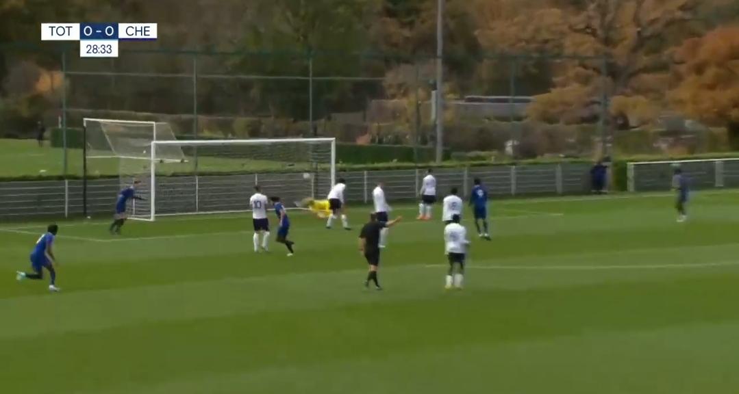 chelsinpidgin_'s tweet photo. GOAL, 1-0 Chelsea.
#Runham dribble that No.2, pass ball give #Golding. smHin dress am and wipe am put.
Dia fada 🖐🏾
#CIP #ChelseaU18 https://t.co/mPqRt5NMTd