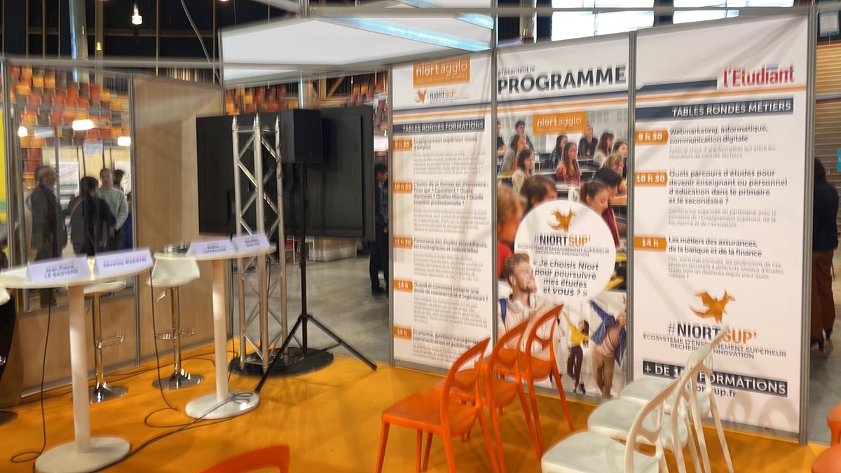#NiortAgglo Salon de l'enseignement supérieur <a href="/letudiantsalon/">L'Etudiant Salons</a> à Niort aujourd'hui. 3000 étudiants ont choisi #Niort pour leurs études post-bac. Objectif 5000, d'ici 2030. Niort ville étudiante propose + de 100 formations. +d'infos sur le salon jusqu'à 17h niortsup.fr/agenda/salon-d…