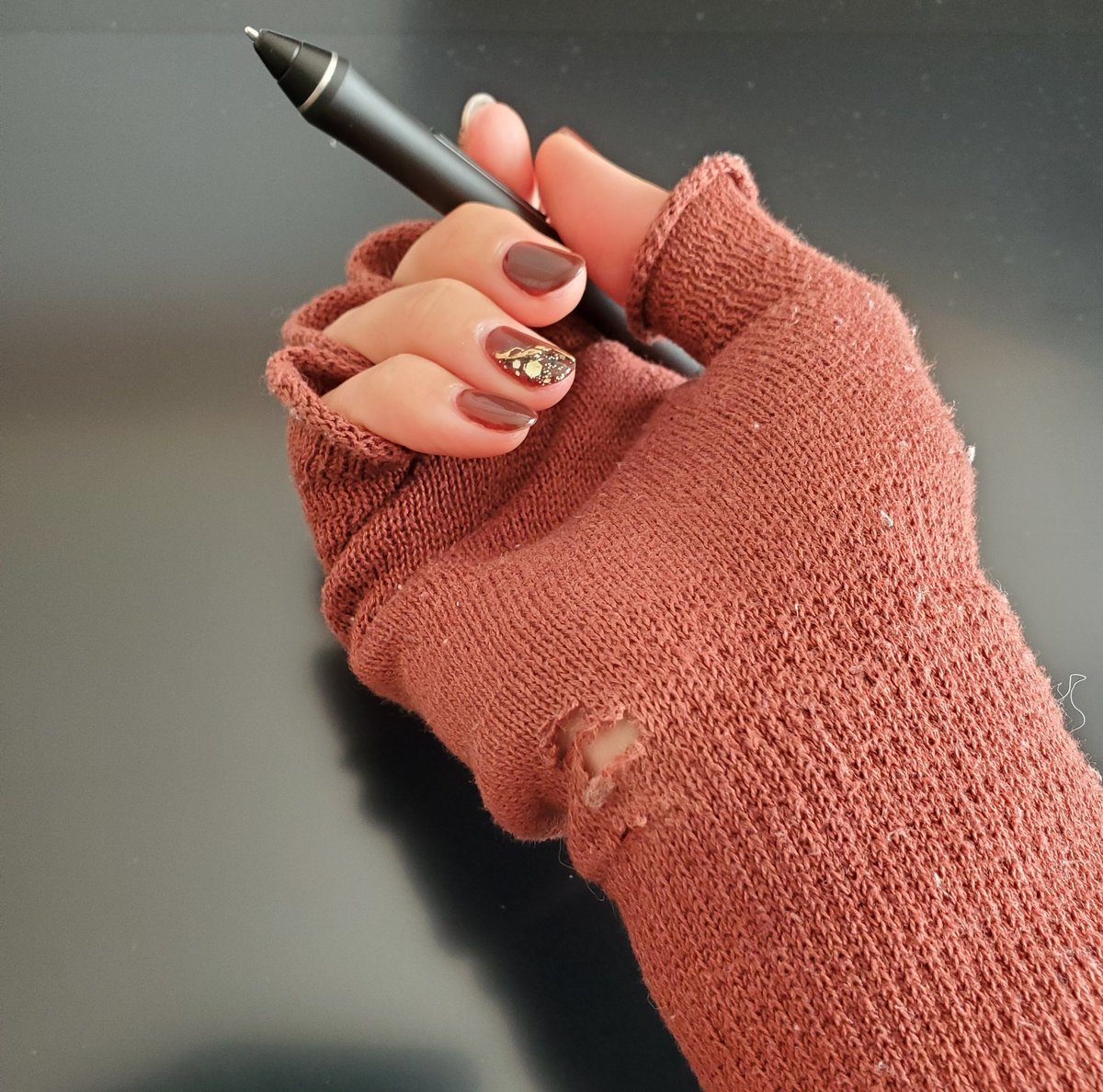 液タブを倒して作画するため 摩擦で手袋の同じ部分に穴があきます Togetter