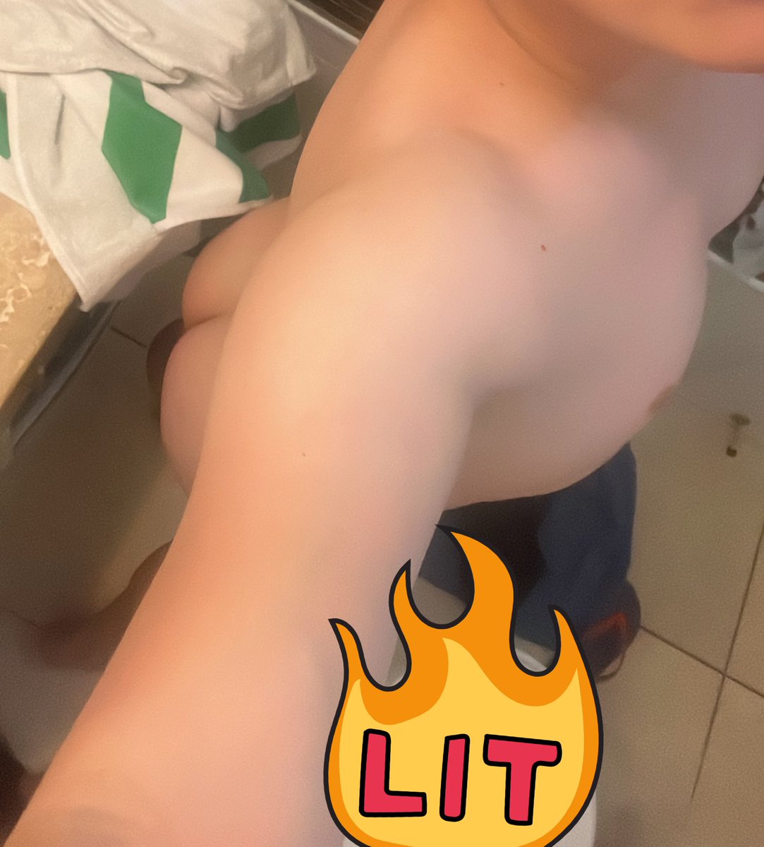 LoiverFJ's tweet photo. Muy blanco o que 🤔🤔🤔 #gay #gaychile #gayfollow #gaylike #followme #followlike #iquique #chile https://t.co/KsAI0XCdLF