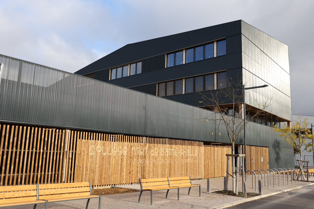 Prefet54's tweet photo. Inauguration du #college Niki-de-Saint-Phalle au campus ARTEM :
✅ 1er collège de la @regiongrandest à #énergie positive utilisant des matériaux #biosourcés : panneaux photovoltaiques, bois, paille compactée.
✅2 700 m2 de surface
✅380 élèves &amp; 35 enseignants accueillis en 2022 https://t.co/XzhrxqRiX4