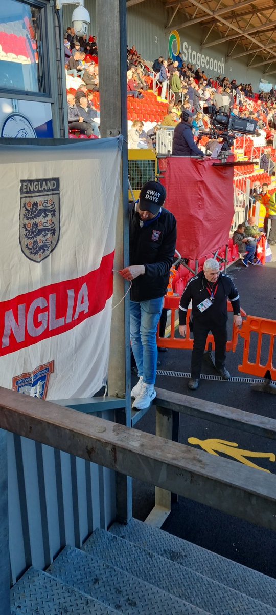 ksnewberry's tweet photo. @TheCruncher76 following full health and safety procedures here ๐ #itfc #3pointsofcontact https://t.co/G1OfRlfGHV