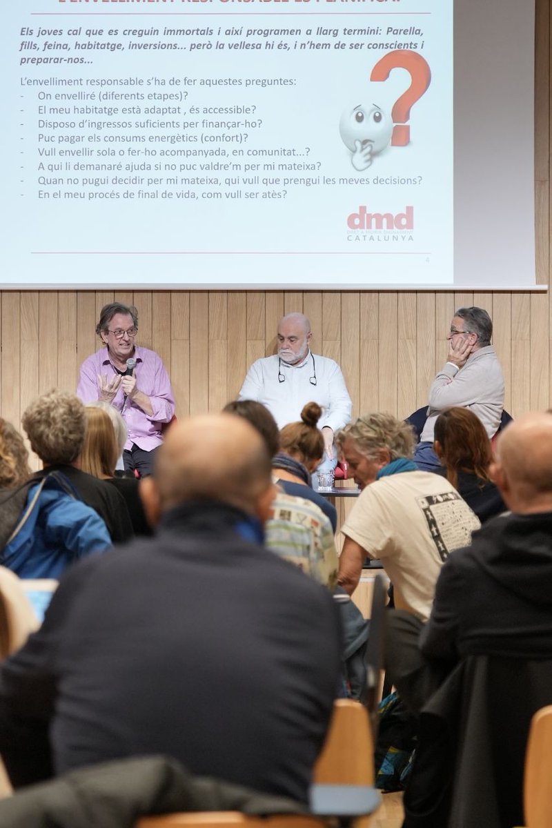 Continuem la #IVJornadaAnual del <a href="/BarcelonaLGTBI/">Centre LGTBI de Barcelona</a> amb la taula rodona sobre models de convivència #QuanEnsFemGrans 
Modera la taula Jordi Samsó, president del <a href="/CasalLambda/">Casal Lambda</a> i vocal del Centre LGTBI a la <a href="/LGTBIcat/">Plataforma LGTBIcat</a>
📸 <a href="/MPerezSantos/">Marta P. Santos</a>