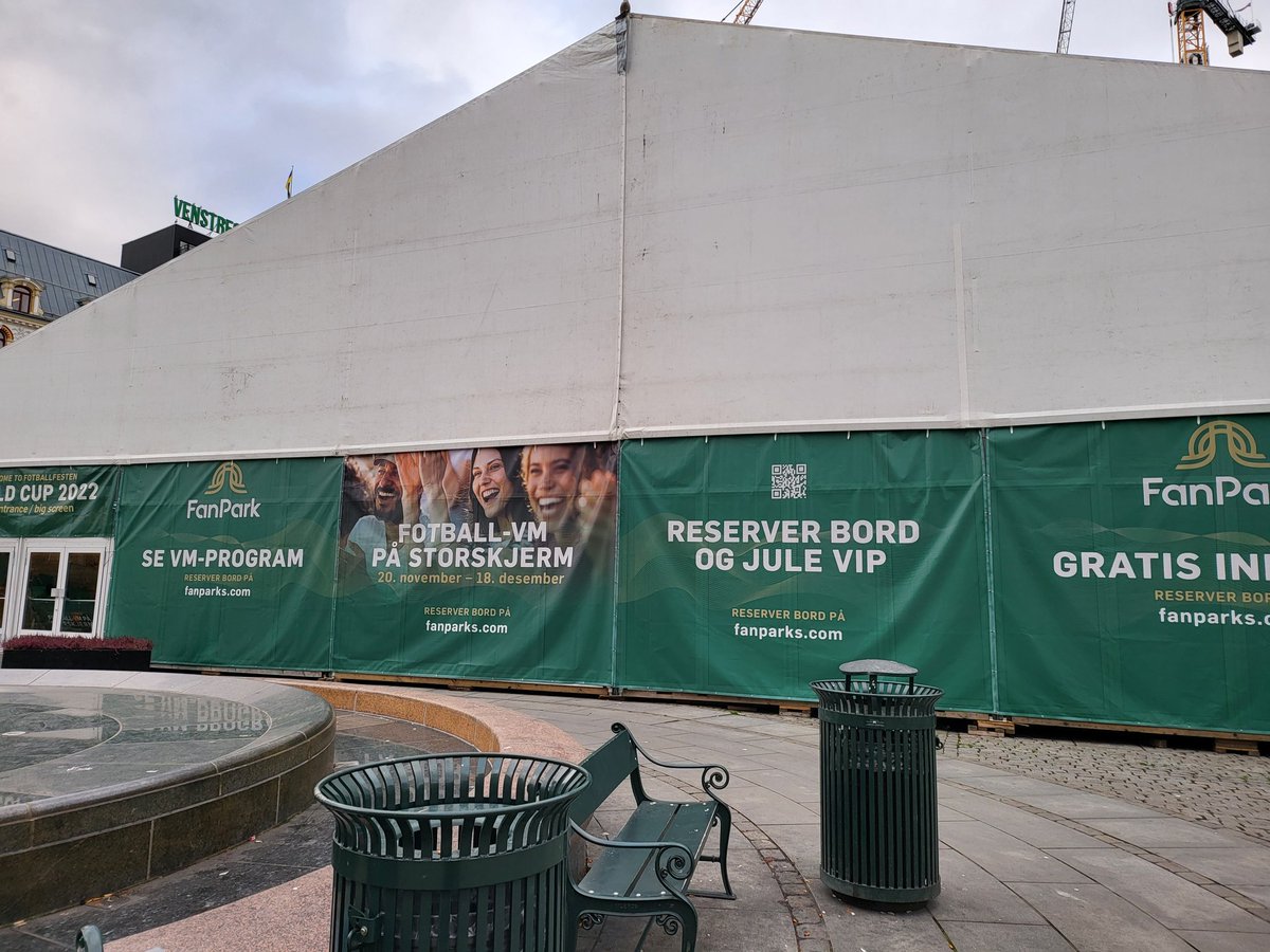 Kurtine62's tweet photo. @nff_info stort paradoks når jeg går over Youngstorget på torsdag @Fellesforbundet har plakat på venstre side med at FIFA skal sikre gode vilkår for arbeidere Quatar, og på høyre side er det telt med gratis inngang til fotball VM https://t.co/C3rgacOeCz