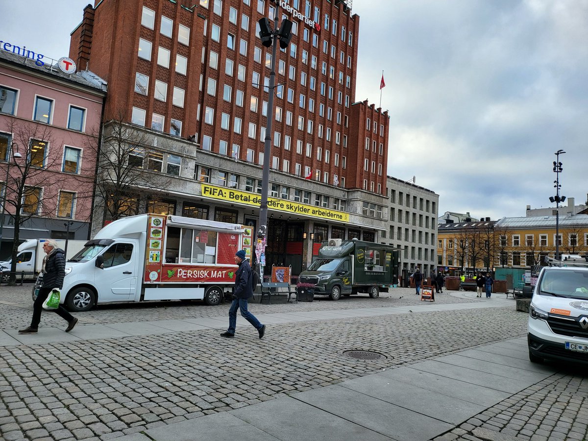Kurtine62's tweet photo. @nff_info stort paradoks når jeg går over Youngstorget på torsdag @Fellesforbundet har plakat på venstre side med at FIFA skal sikre gode vilkår for arbeidere Quatar, og på høyre side er det telt med gratis inngang til fotball VM https://t.co/C3rgacOeCz