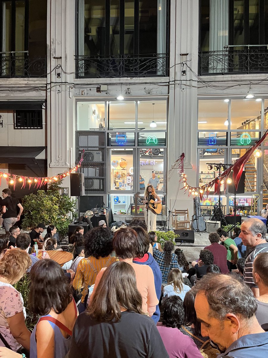 Muchísimas gracias a todo el público que nos acompañó en la Noche de Las Librerías en <a href="/LaLupaLibros/">La Lupa Libros</a> 💐📚🎶
Eran tantos que no caben en la foto! 
@SongsCastillos
