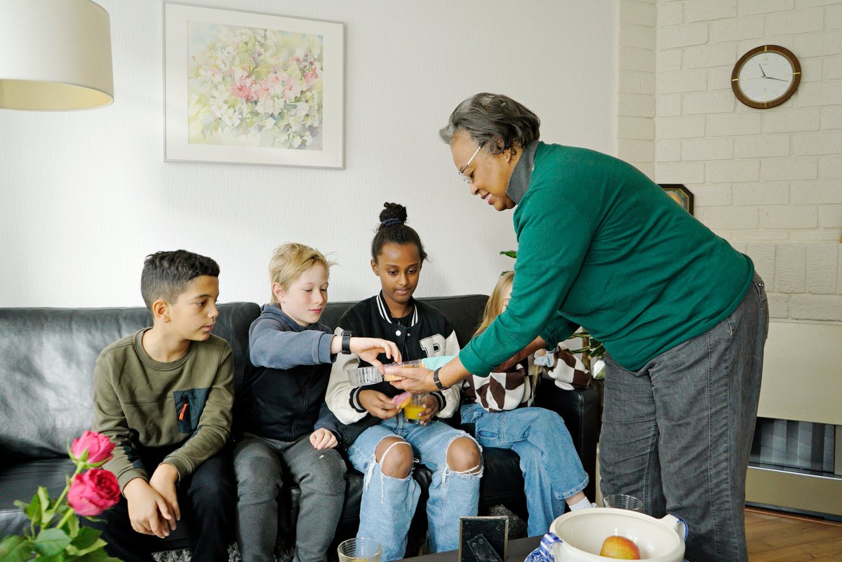 #lerendoorontmoeting Leerlingen in gesprek met ouderen over het koloniale verleden en heden. 
foto: <a href="/maugdu/">Magda Augusteijn</a>, studiovermeer.nl
