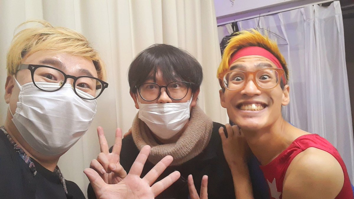 YakushijiYoichi's tweet photo. 本日は長者町raBBitでムラムラタムラさんにライブをしていただきました～！
ムラムラタムラさんと元相方森下と僕で3ショット📸
ありがとうございました☺️
面白かった～！
名刺が可愛くてりーもこちゃんでした🗻
またラビット使ってください～！

#ムラムラタムラ さん
#長者町raBBit https://t.co/XbQn6M90i6