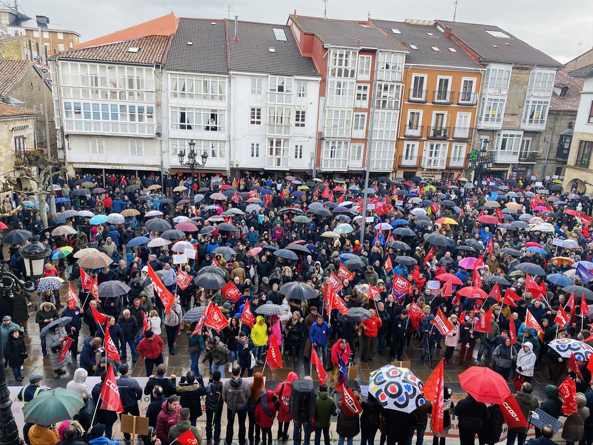 feccoocantabria's tweet photo. 💥Estamos presentes en la manifestación por el futuro de la comarca de Campoo.

⚠Sin empleo, no hay comarcas y tampoco habrá alumnado en nuestras escuelas. https://t.co/JgpdKLsnBw