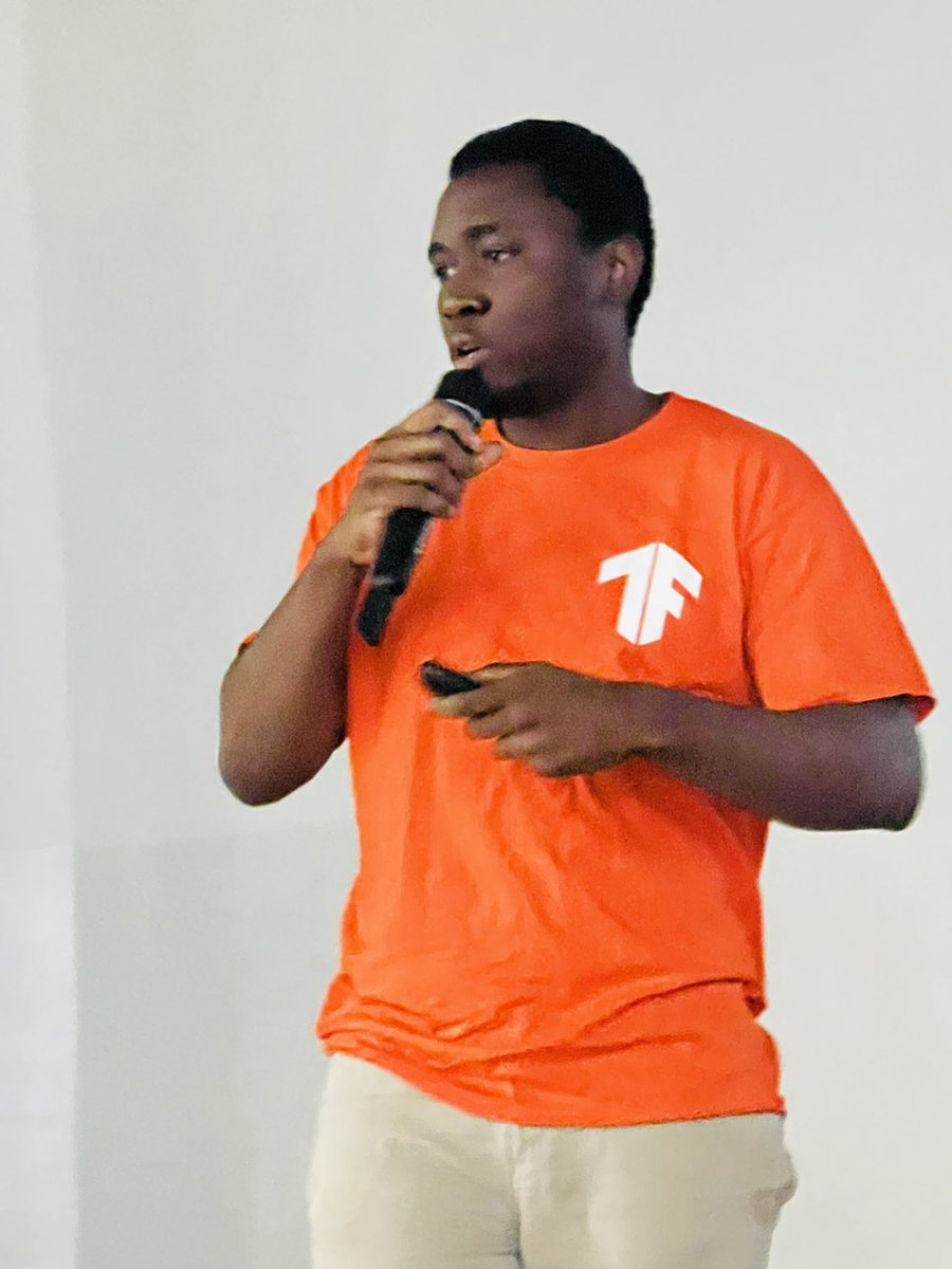 wtmcloudabj's tweet photo. Le premier intervenant au #DevfestCI22 M. KIMANA qui nous parle de Tensorflow 💃🏻 #DevFest2022 https://t.co/j7OtOoDJFT