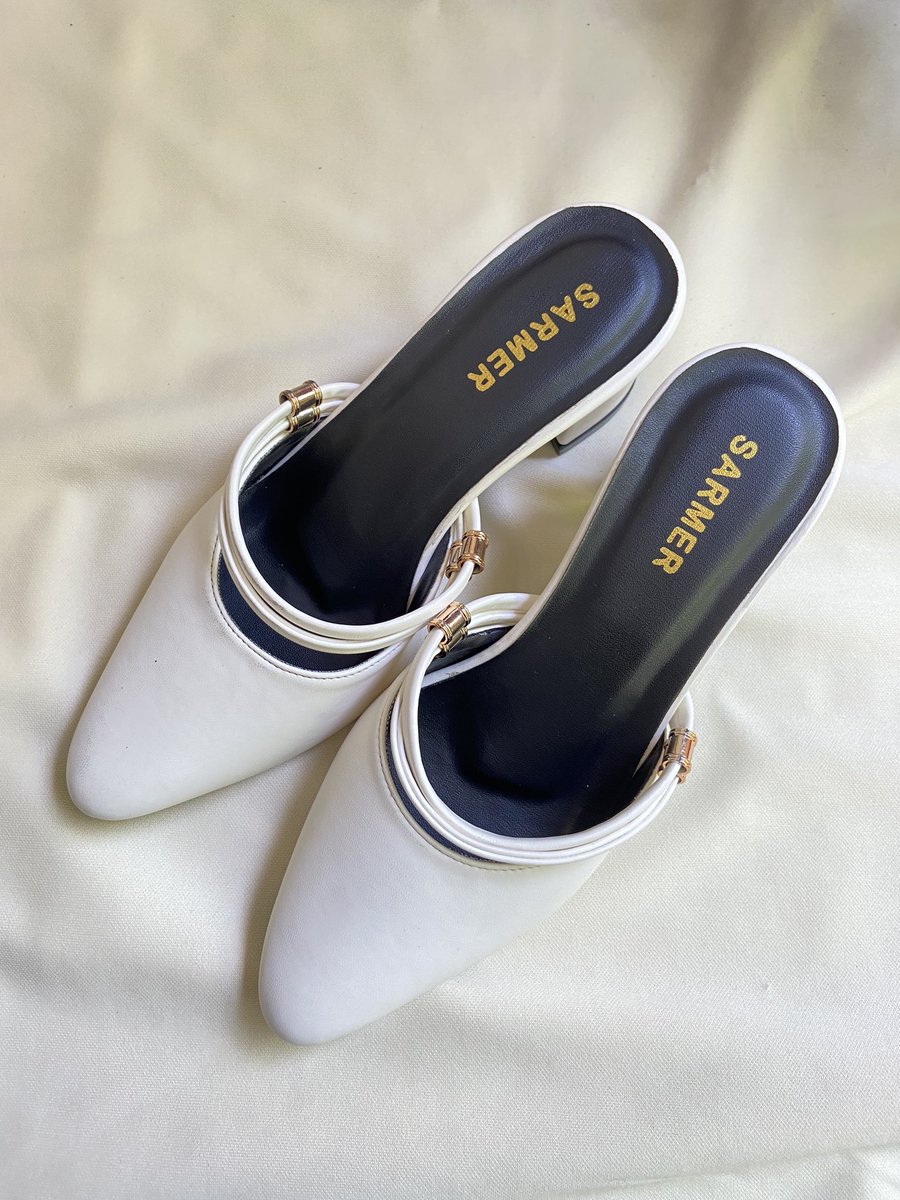 👠Heels putih 👠
Model cakep, mewah, elegan simple, warna putih bersih . Panjang kaki 22.5 pake ukuran 37 nyaman shope.ee/1pxoxbcqEC